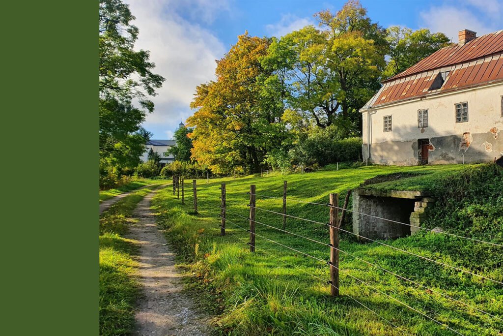 Senoji Rudamina: dvarų šviesa ir pilių šešėliai