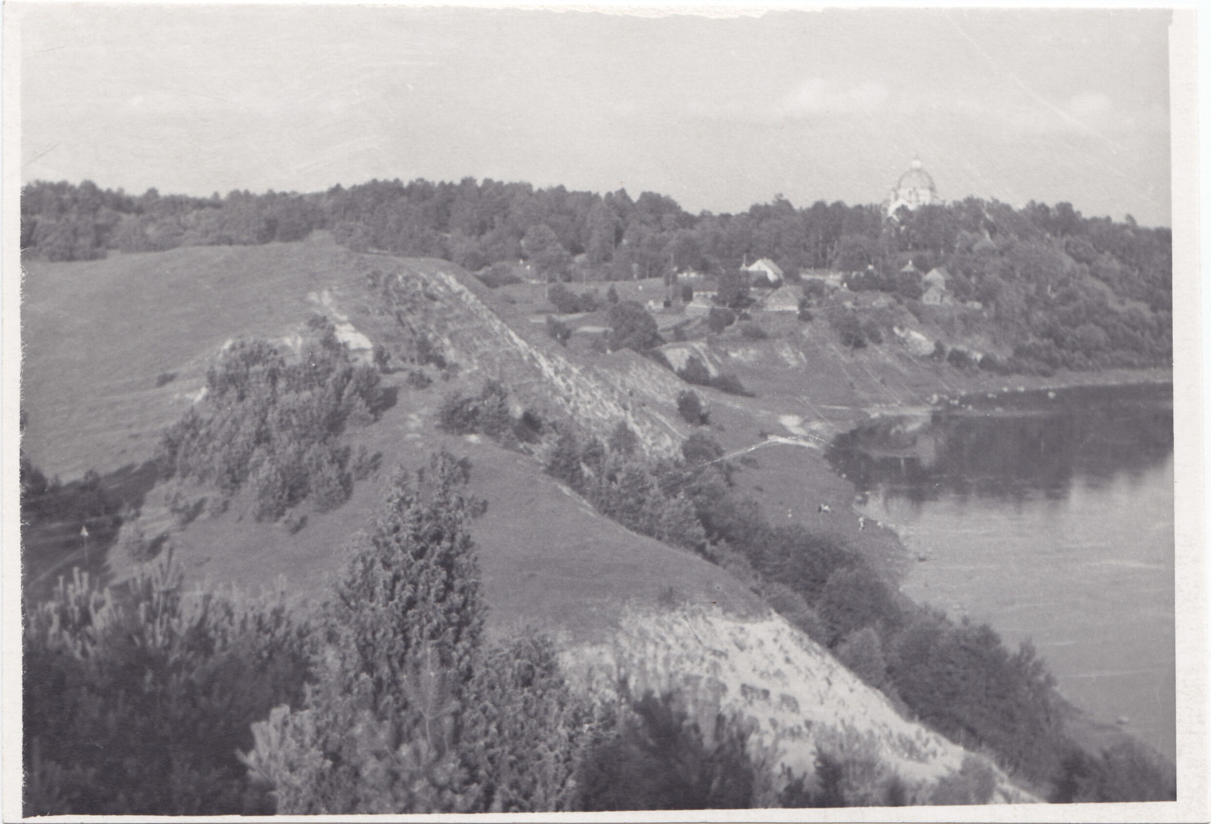 Liškiavos piliakalnio archeologiniai tyrinėjimai. Apylinkių vaizdai nuo piliakalnio. 1962 m.