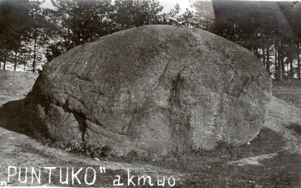 Puntuko akmuo, prieš iškalant Dariaus ir Girėno bareljefus.