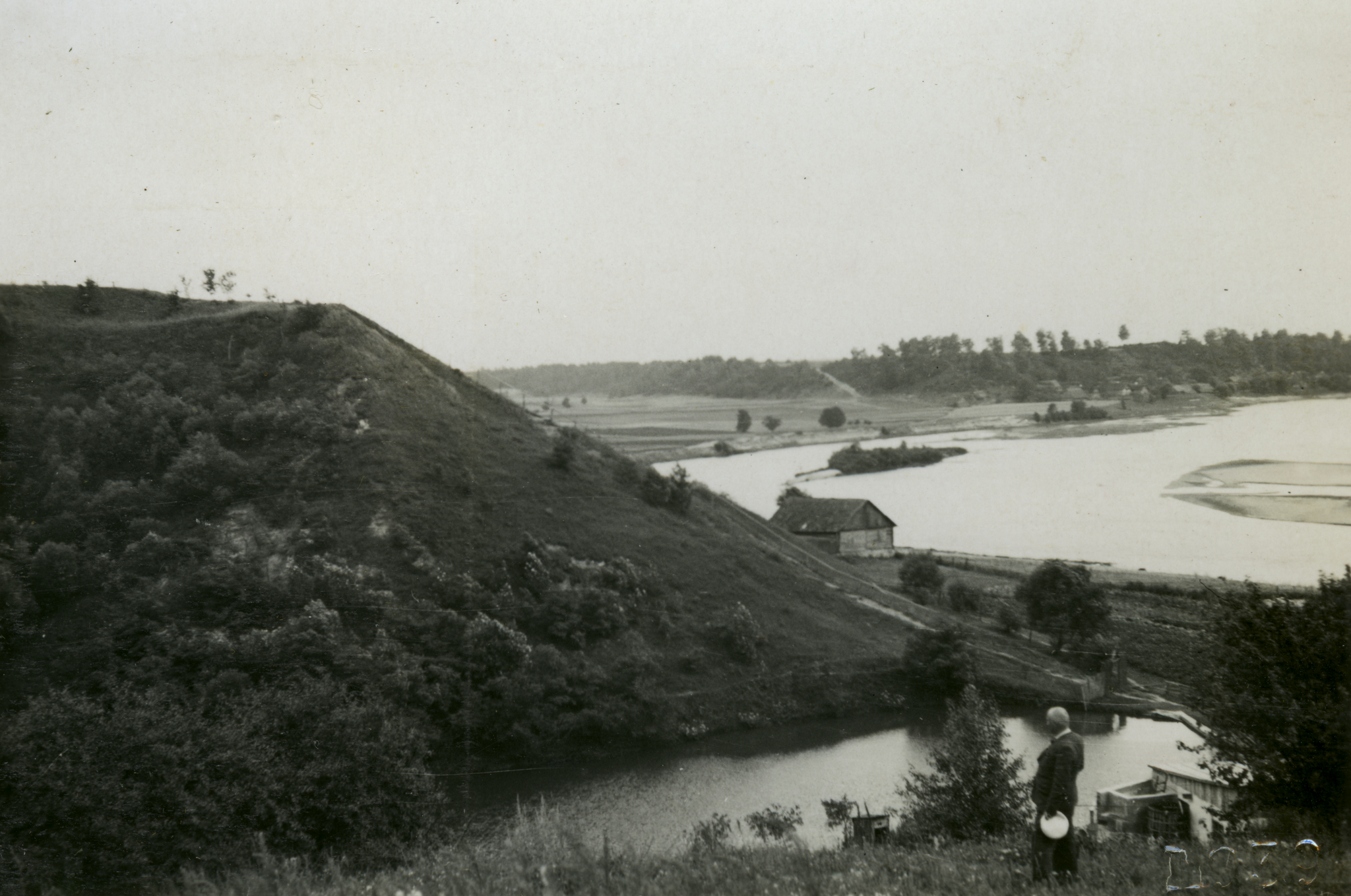 Merkinės piliakalnis su malūno patvanka. Alytaus apskr., Lietuva, 1939 m.