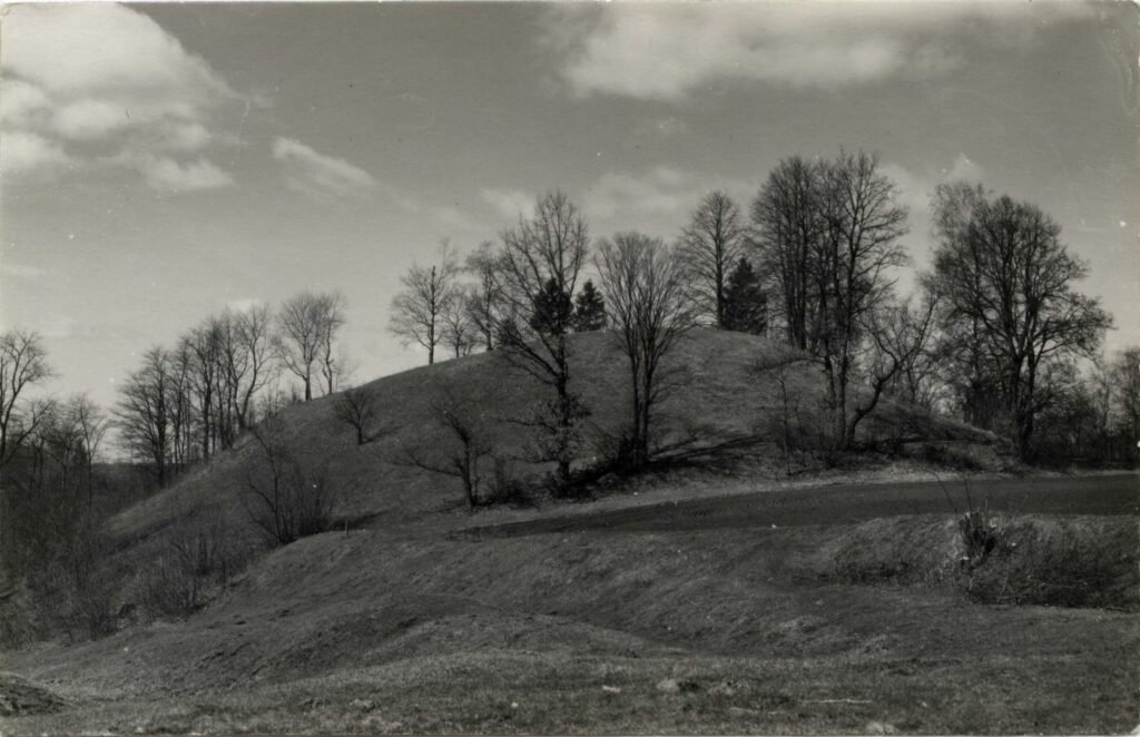 Jaučakių piliakalnis iš rytų pusės.