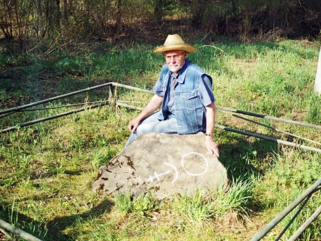 Salako akmuo su dubenėliais ir Napoleono šaukštu