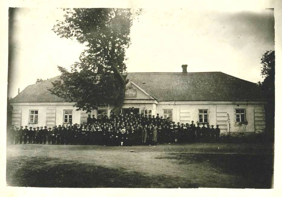 Užpalių dvaro administratoriaus namas. Nuo 1921 m. - progimnazija. Mokytojas Petras Rapšys su mokyklos pedagogais bei moksleiviais. Apie 1925-1930 m.