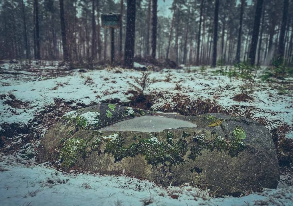 Laumių šulinio akmuo