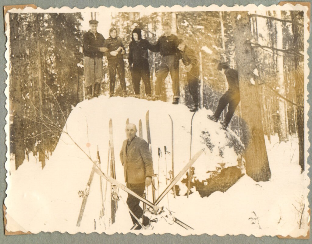 Troškūnų vidurinės mokyklos turistai ant Barboros akmens