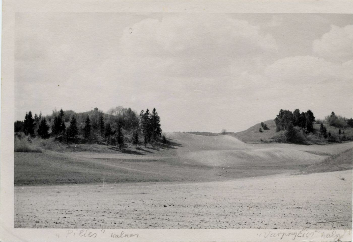 Kudinų piliakalnis ir Varpinės (Varpinyčios) kalnas iš rytų pusės.