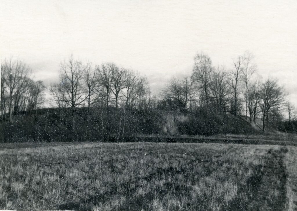 Piliakalnis. Skuodo rajonas. Skuodo apylinkė. Puodkalių kaimas 