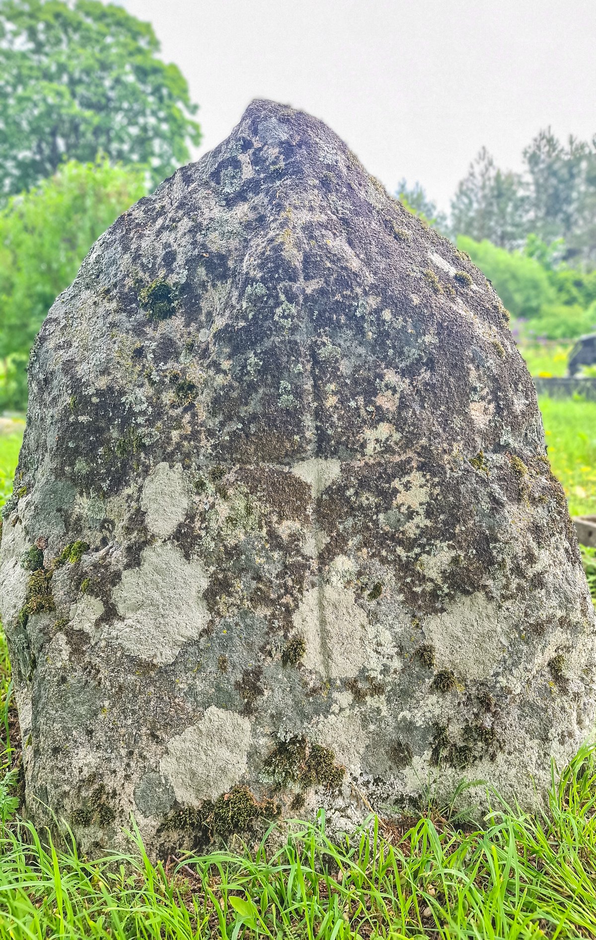 Kryžiaus su puslankiu ženklas ant akmens