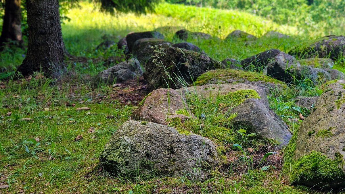 Ant kai kurių iš šių akmenų iškalti kryžiai