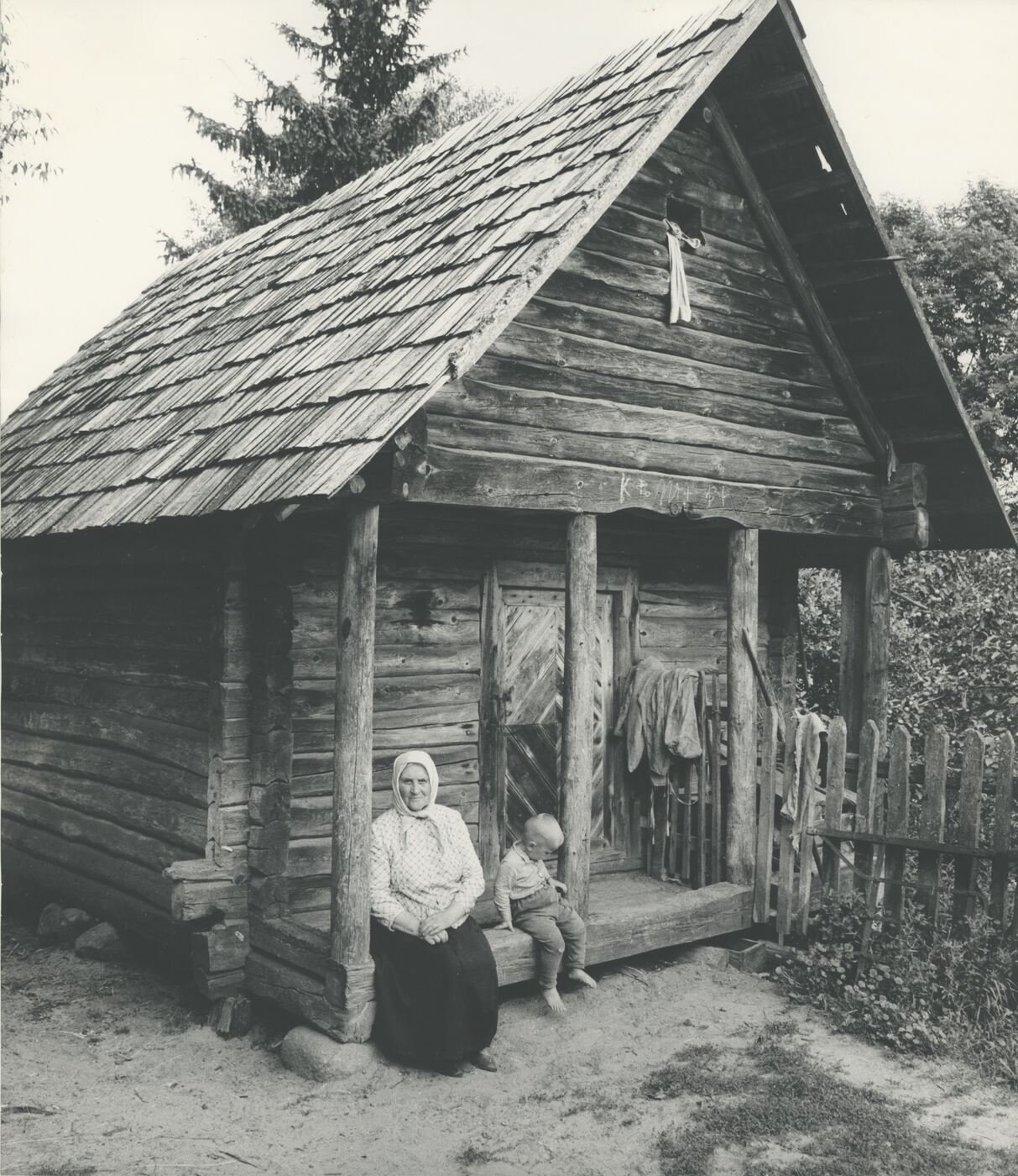 Prie klėtelės Zervynų kaime