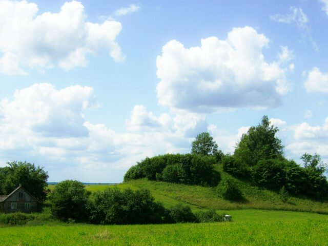 Juškaičių piliakalnis: kai kalnas prabyla sapne