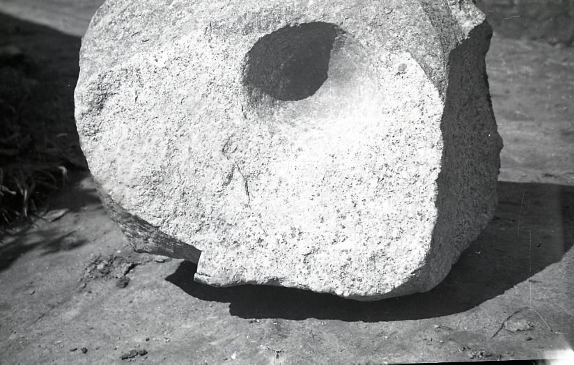 Akmuo su dubeniu. Kėdainių rajonas. Mantviliškio apylinkė. Mantviliškio kaimas