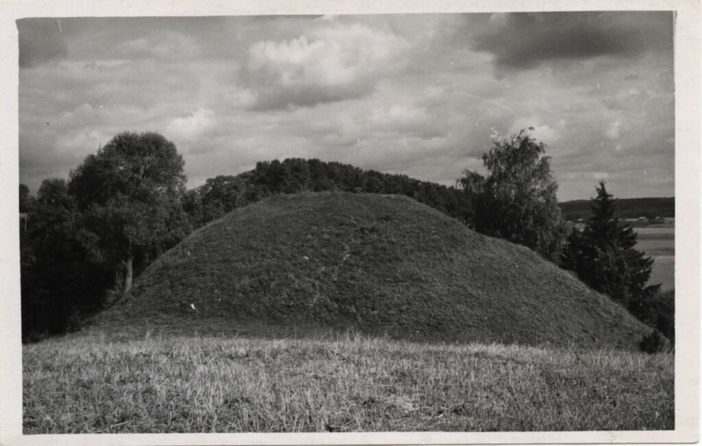 Pašventupio I piliakalnis iš šiaurės vakarų pusės.
