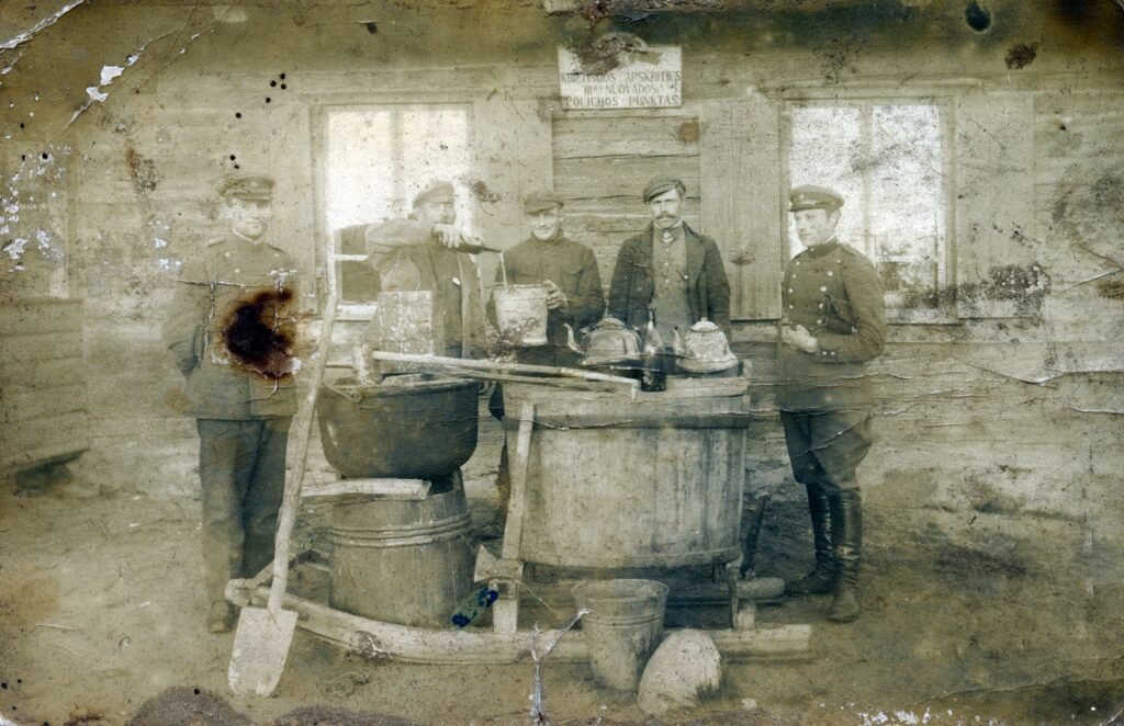 Platelių (Plungės r.) policininkai ir seniūnas su sulaikytu degtindariu ir įranga