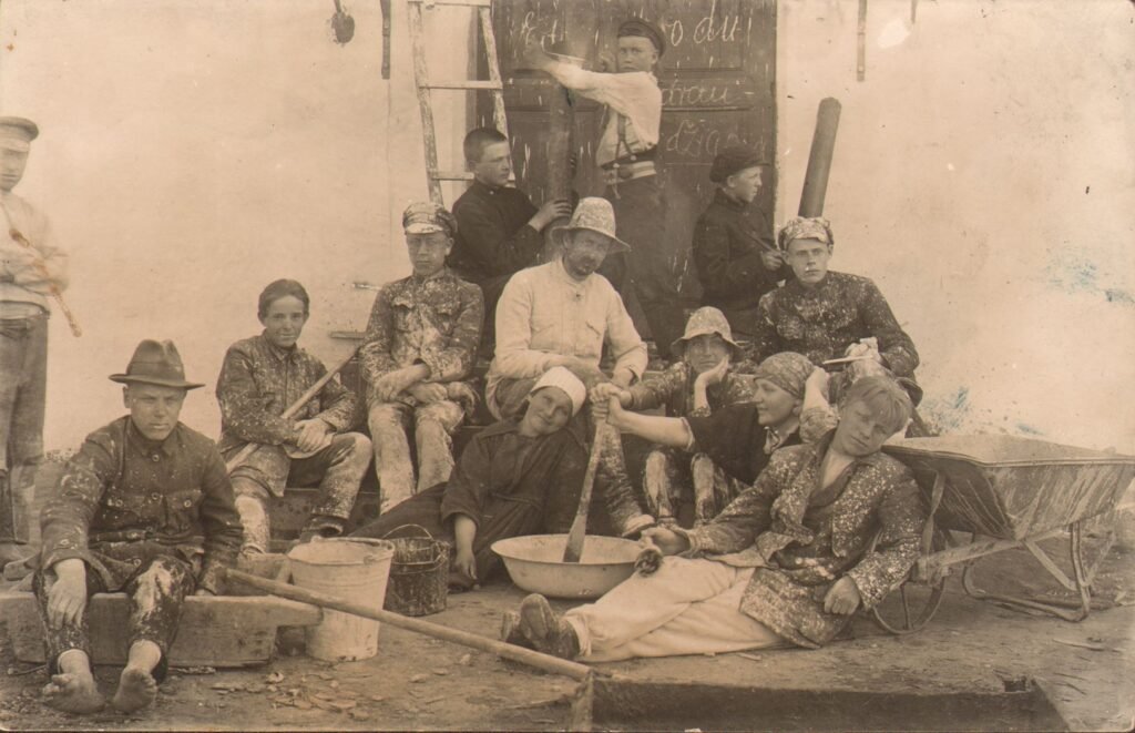 Skapiškio progimnazijos mokiniai ir mokytojai remontuoja mokyklą