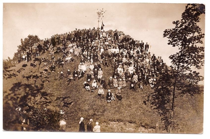 Ąžuolėlio sodinimas. Akmenės krašto muziejus