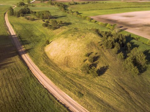 Akvieriškės piliakalnis – senovės bendruomenės sala pelkių apsuptyje