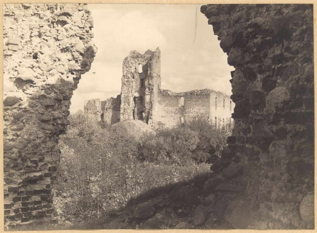 Trakų pilies griuvėsiai