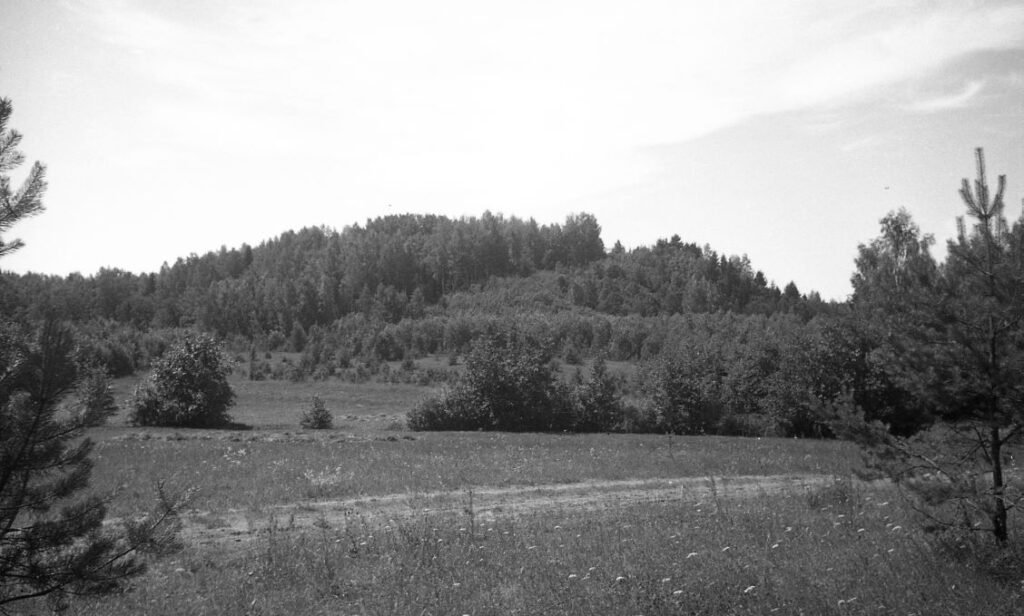Kalnas vadinamas "Kartuvių kalnu." Rokiškio rajonas. Užubalių apylinkė. Štukų kaimas 