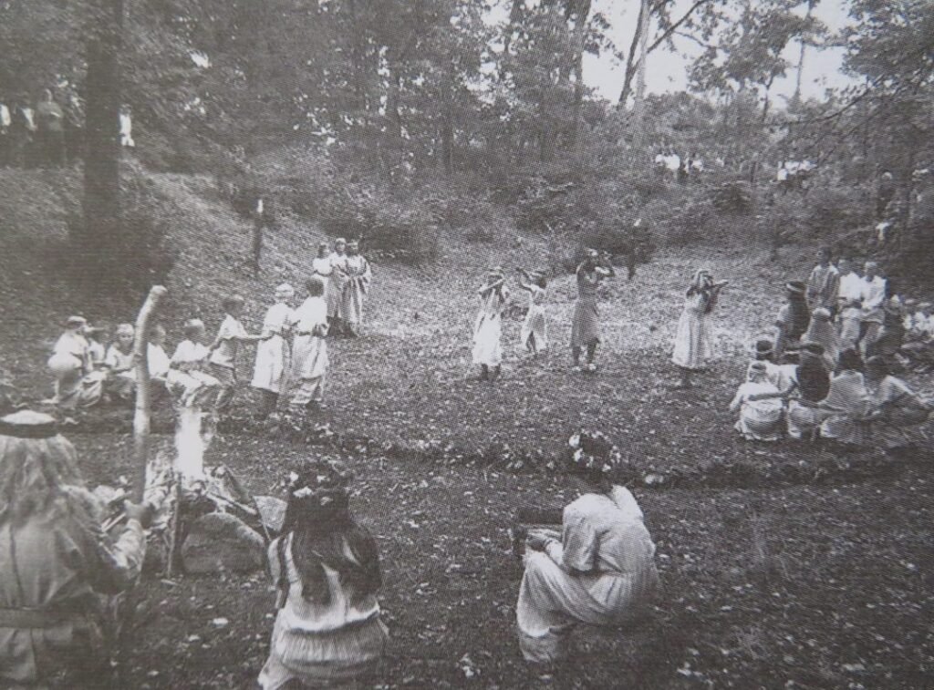 „Paskutinės pagonių apeigos“ pagal kompozitoriaus B. Kutavičiaus oratoriją Panemunio piliakalnio dauboje.