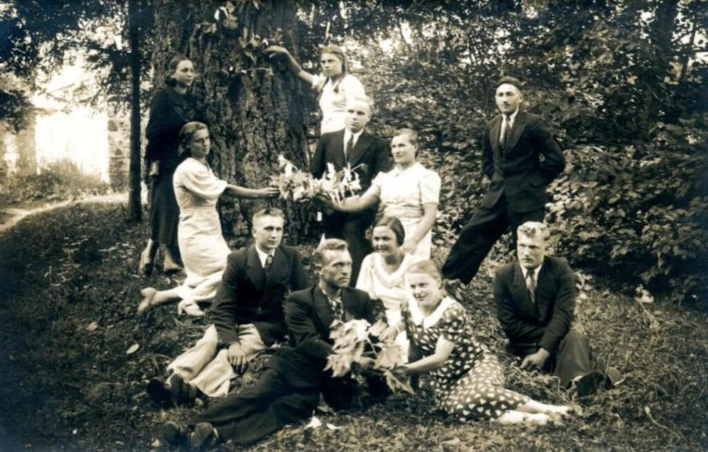 Panemunio jaunimas prie Panemunio piliakalnio. XX a. 4 deš.