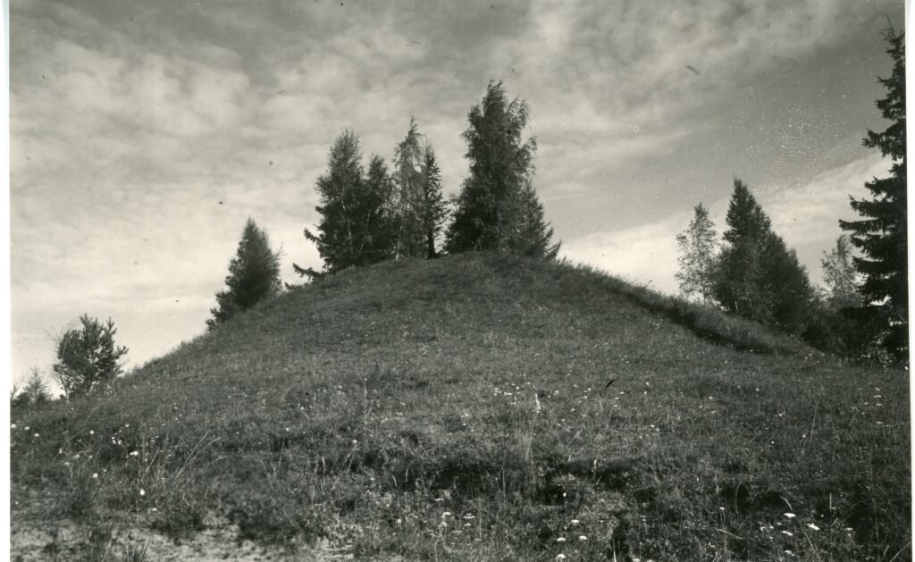 Piliakalnis, vadinamas Bielskio kalnu. Raseinių apskritis. Betygalos valsčius. Darbutų kaimas 