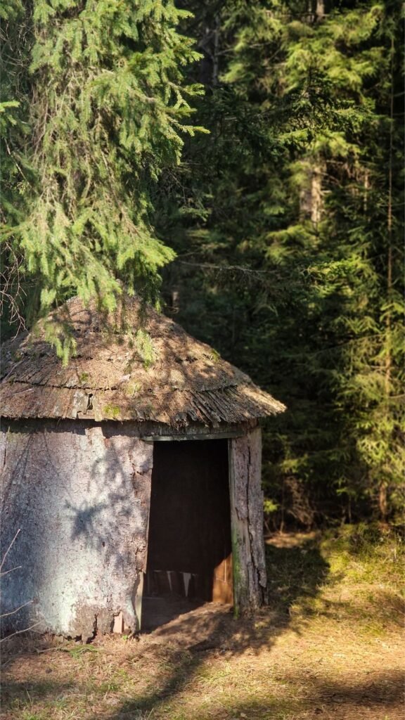 Neaiškios paskirties, įdomios archityektūros statinys