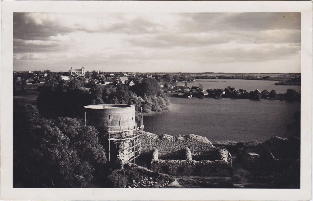 Panoraminė nuotrauka. Trakų salos pilies pietrytinis bokštas su apžvalgos aikštele ir pietinės sienos bei pietinių kazematų griuvėsiai. Trakai, XX a. 6 deš.