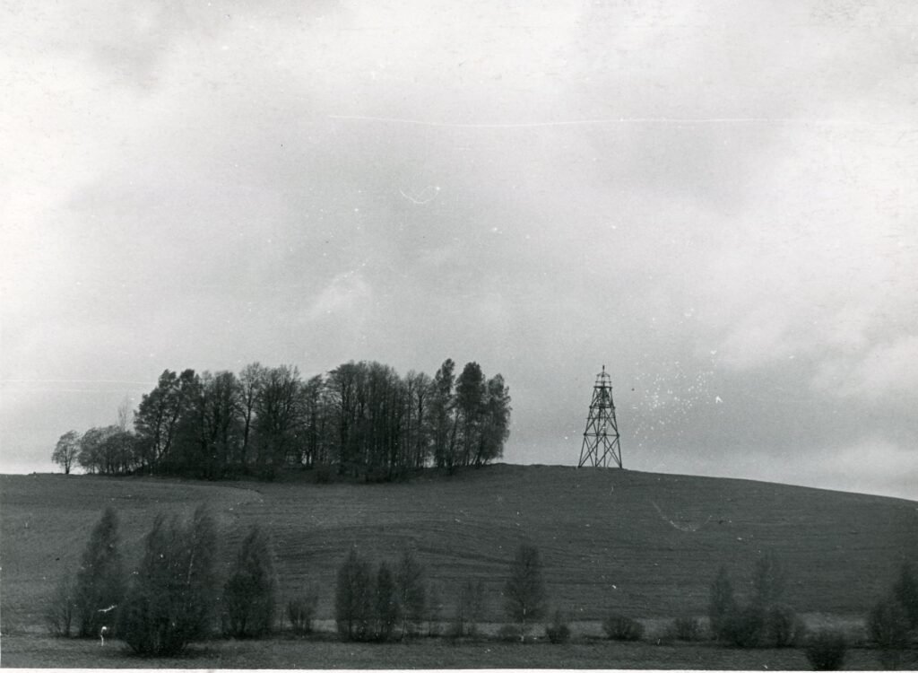 Piliakalnis (Alkakalnis), vadinamas Alkos kalnu. Skuodo rajonas. Barstyčių apylinkė. Puokės kaimas