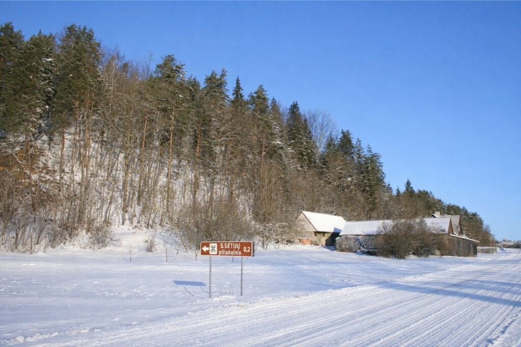 Šėtijų piliakalnis iš pietryčių pusės