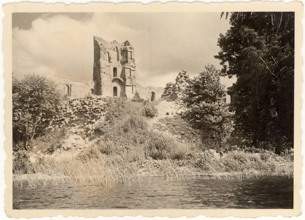 Trakų pilies griuvėsiai