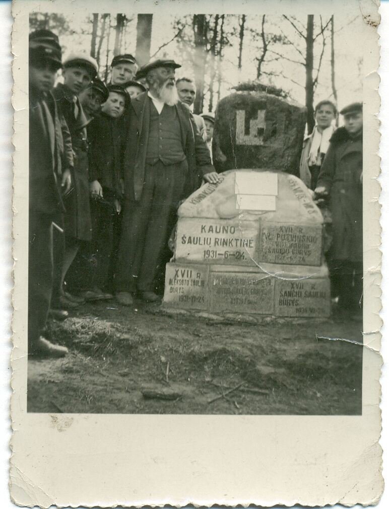 Grupė moksleivių su Martynu Jankumi ant Rambyno kalno