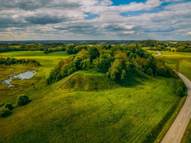 Kalvalių piliakalnis (Miegio kalnas) – paslaptinga Žemaitijos vieta