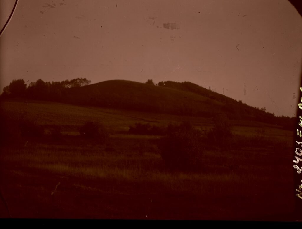 Kalvalių piliakalnis. Skaudvilės rajonas. Kalvalių kaimas