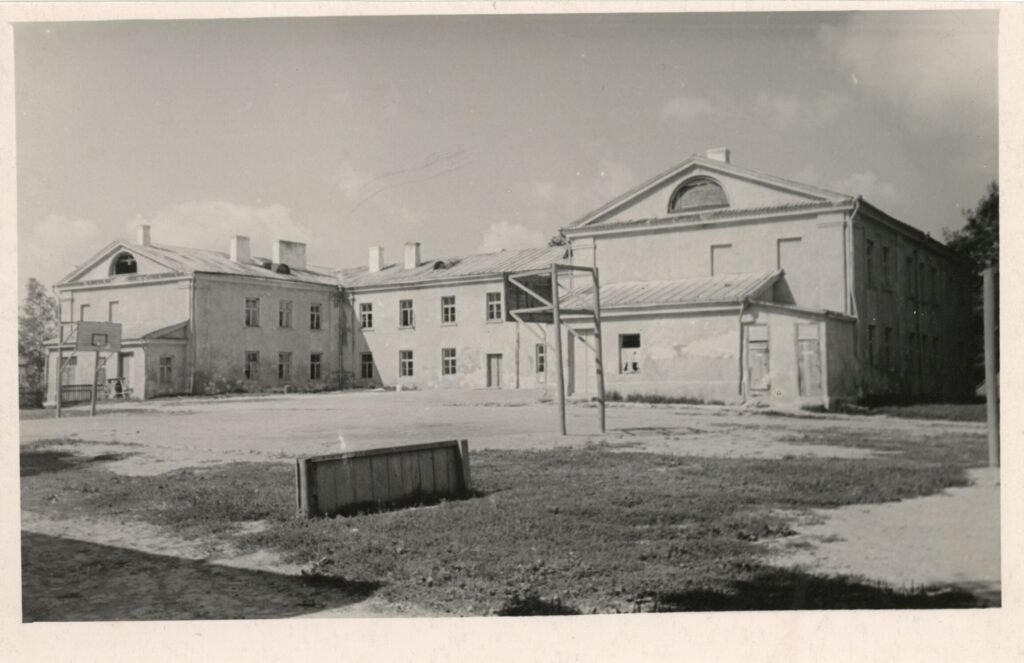 Varnių vidurinė mokykla. Anksčiau - Varnių kunigų seminarija.