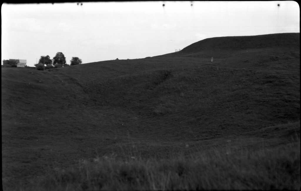 Prano Gudyno kelionės nuotrauka Videniškiai. Liesėnų piliakalnis 1987 m. rugpjūtis, Lietuva