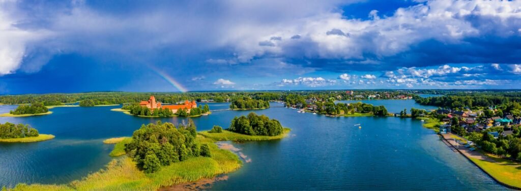 Galvės ežeras su Trakų salos pilimi ir Trakų panorama