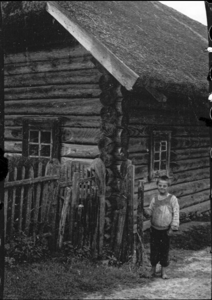 Antano Bartkaus gyvenamasis namas Vyžių kaime su berniuku šalia jo
