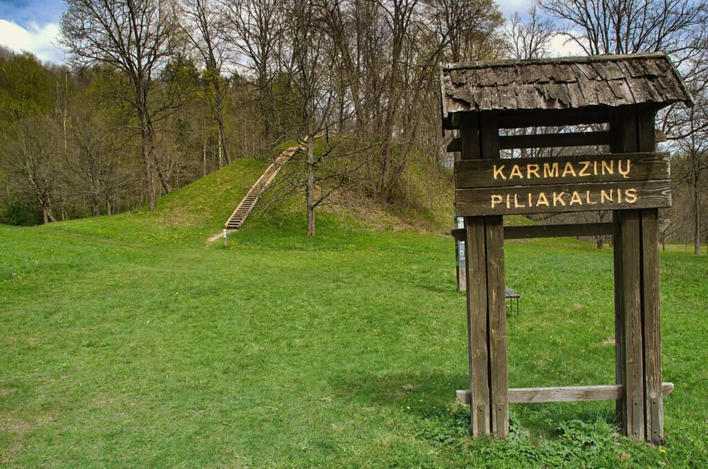 Karmazinų piliakalnis