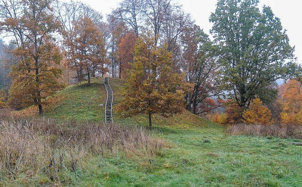 Karmazinų piliakalnis iš pietvakarių pusės